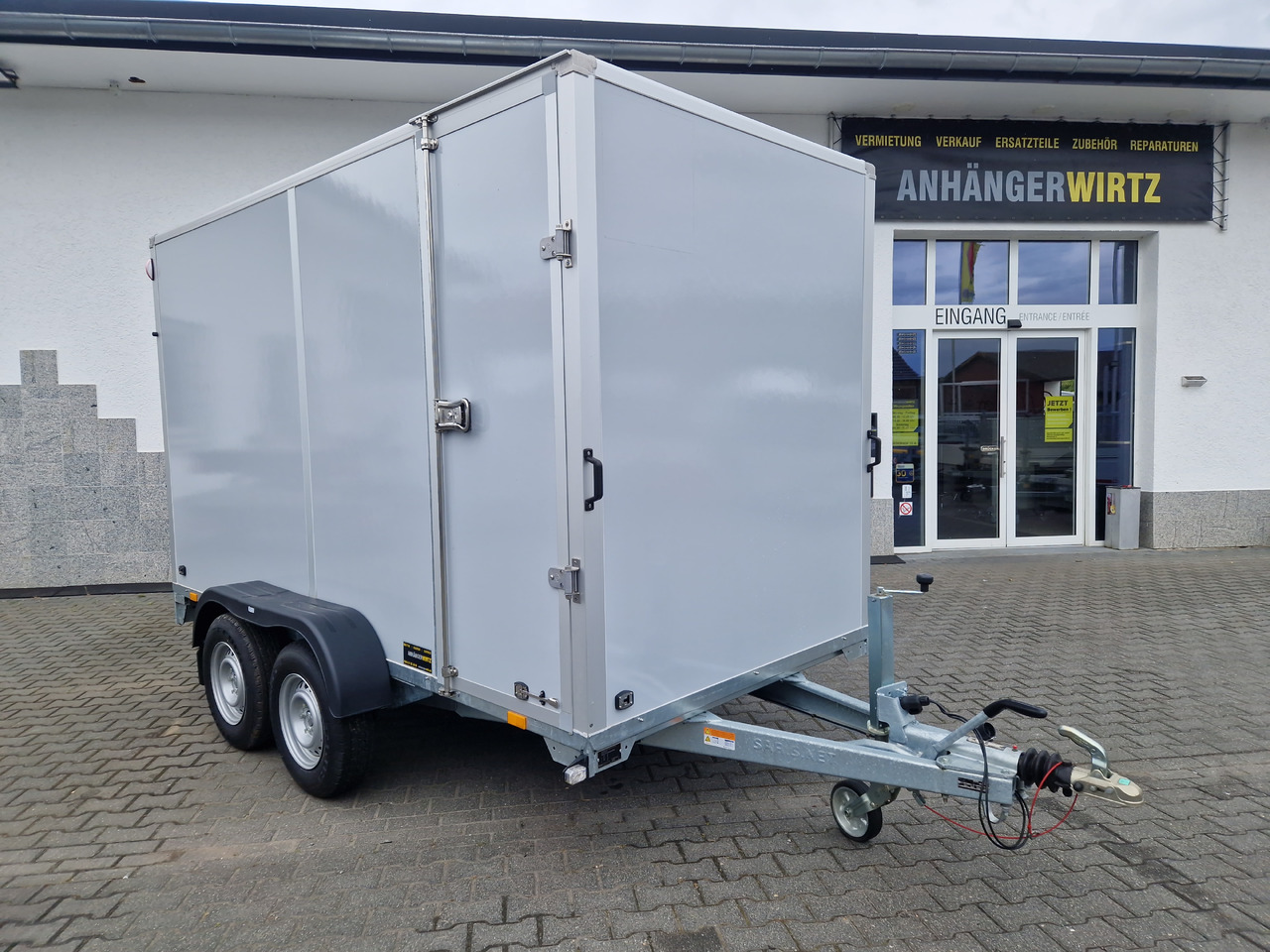 Saris Koffer GO 356 169 200 2700 2 356x169x200cm Hecktüren Seitentür grau GFK (L) 2700kg - Prikolica zabojnik: slika 2 Saris Koffer GO 356 169 200 2700 2 356x169x200cm Hecktüren Seitentür grau GFK (L) 2700kg - Prikolica zabojnik: slika 2