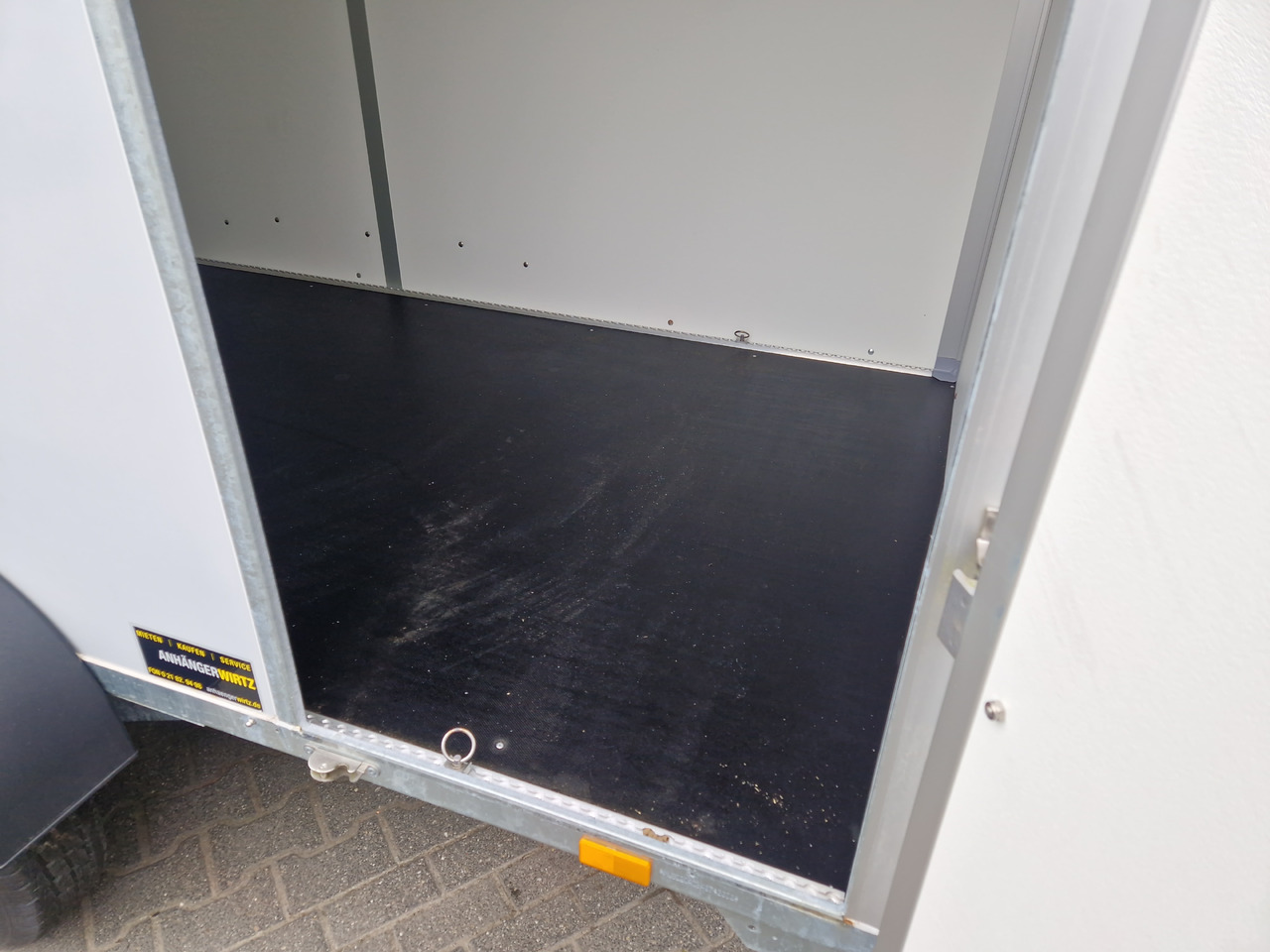 Saris Koffer GO 356 169 200 2700 2 356x169x200cm Hecktüren Seitentür grau GFK (L) 2700kg - Prikolica zabojnik: slika 4 Saris Koffer GO 356 169 200 2700 2 356x169x200cm Hecktüren Seitentür grau GFK (L) 2700kg - Prikolica zabojnik: slika 4