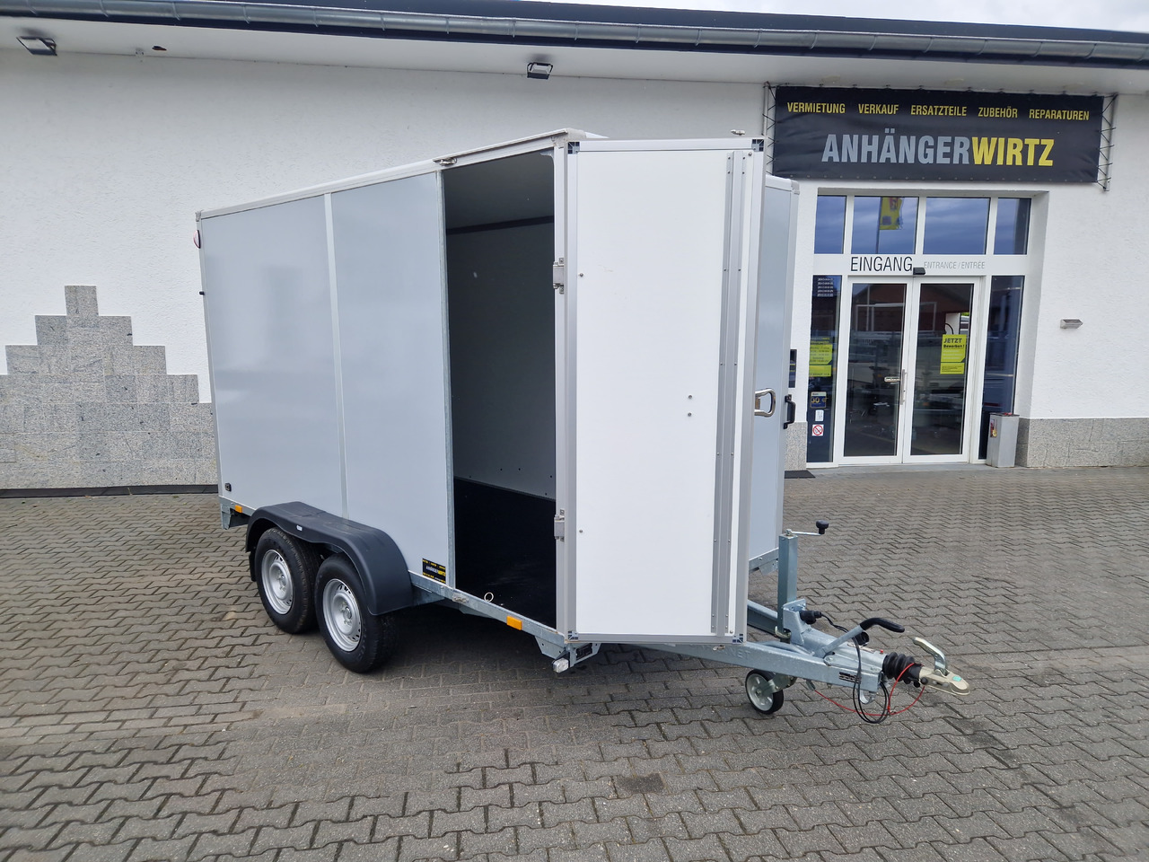Saris Koffer GO 356 169 200 2700 2 356x169x200cm Hecktüren Seitentür grau GFK (L) 2700kg - Prikolica zabojnik: slika 1 Saris Koffer GO 356 169 200 2700 2 356x169x200cm Hecktüren Seitentür grau GFK (L) 2700kg - Prikolica zabojnik: slika 1