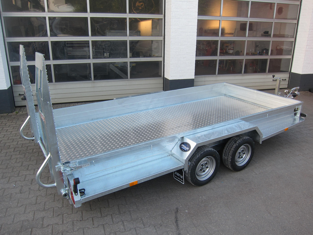 Saris Magnum MAXX 3500 406x182x30cm Rampen ForceOne Aluboden 3500kg Aktion - Prikolica za prevoz strojev: slika 4 Saris Magnum MAXX 3500 406x182x30cm Rampen ForceOne Aluboden 3500kg Aktion - Prikolica za prevoz strojev: slika 4