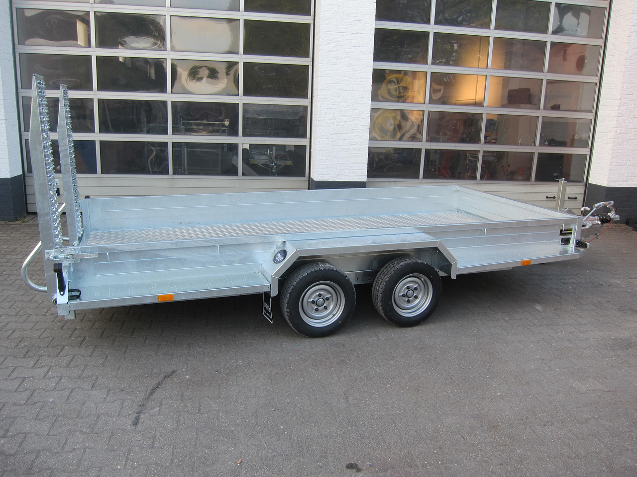 Saris Magnum MAXX 3500 406x182x30cm Rampen ForceOne Aluboden 3500kg Aktion - Prikolica za prevoz strojev: slika 3 Saris Magnum MAXX 3500 406x182x30cm Rampen ForceOne Aluboden 3500kg Aktion - Prikolica za prevoz strojev: slika 3
