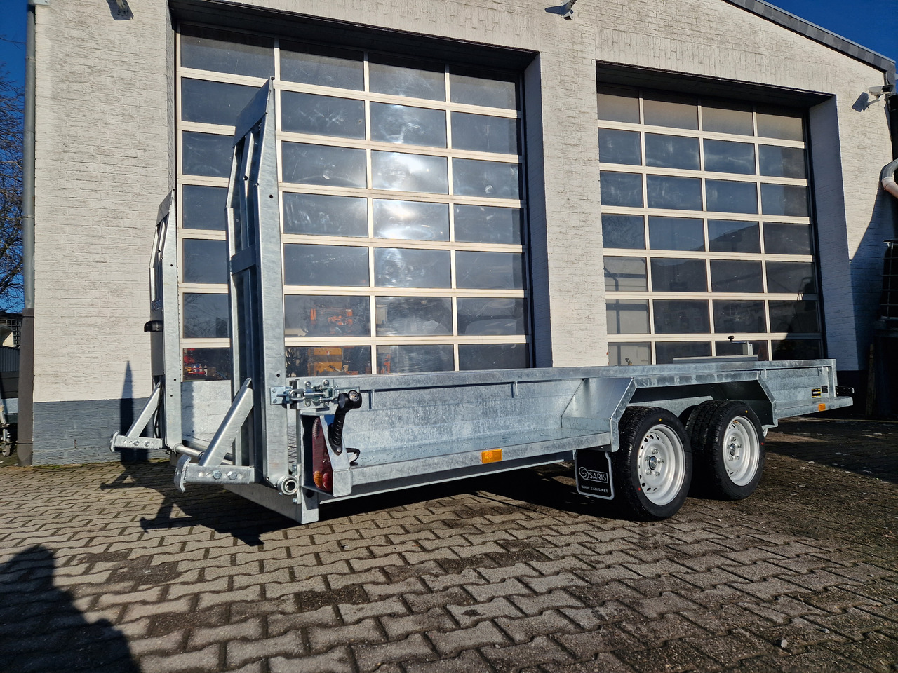 Saris Magnum MAXX 3500 406x182x30cm force one Rampen Schaufelablage 100km/H 3500kg Januar Aktion - Prikolica za prevoz strojev: slika 3 Saris Magnum MAXX 3500 406x182x30cm force one Rampen Schaufelablage 100km/H 3500kg Januar Aktion - Prikolica za prevoz strojev: slika 3