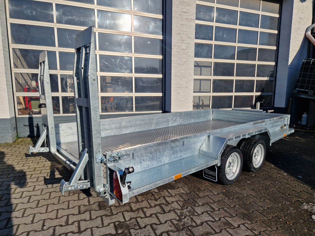 Saris Magnum MAXX 3500 406x182x30cm force one Rampen Schaufelablage 100km/H 3500kg Januar Aktion - Prikolica za prevoz strojev: slika 2 Saris Magnum MAXX 3500 406x182x30cm force one Rampen Schaufelablage 100km/H 3500kg Januar Aktion - Prikolica za prevoz strojev: slika 2