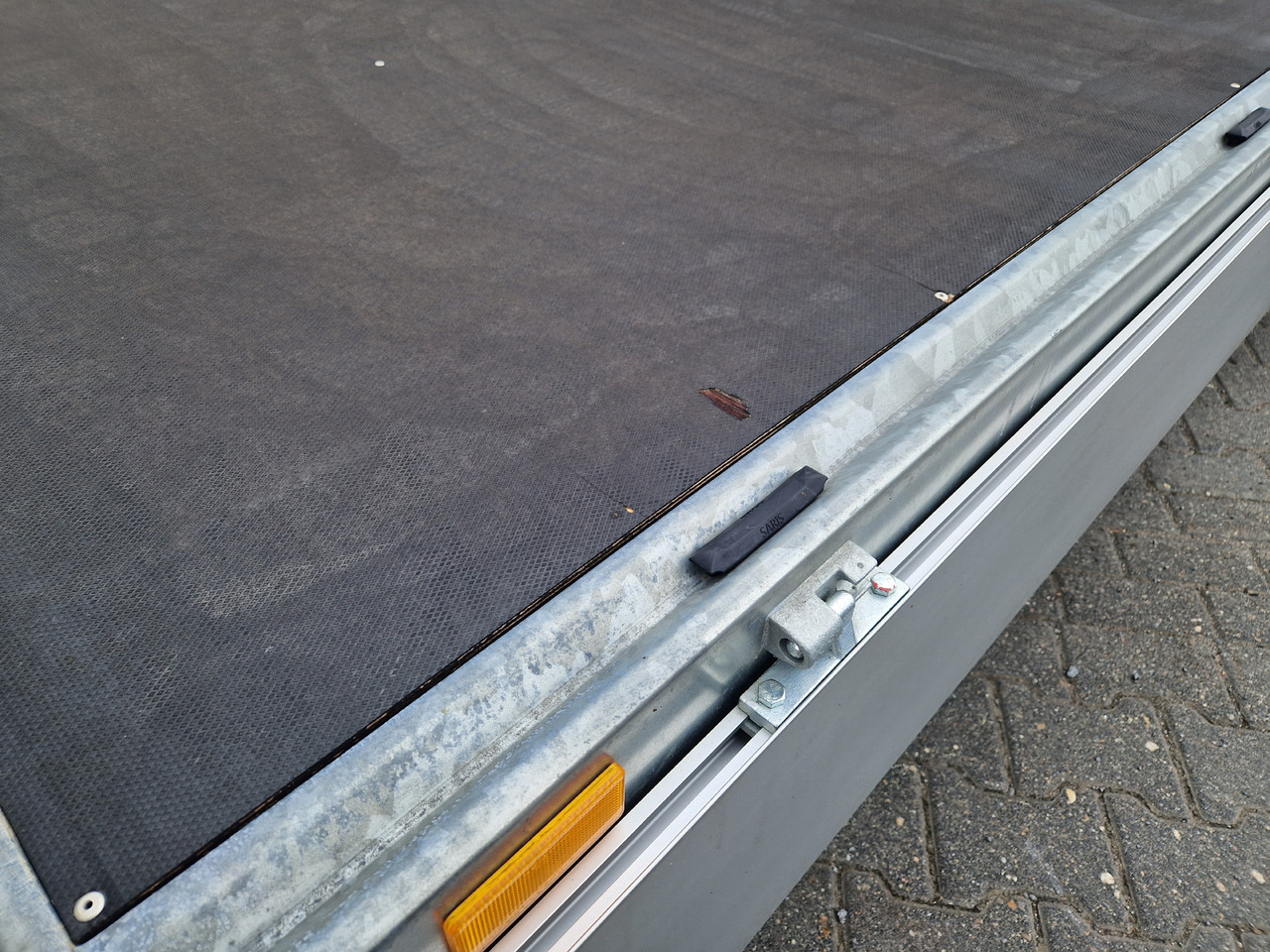 Saris PL 276 150 1500 1 276x150x30cm 13" (S) 1500kg Aktion Abverkauf - Avtomobilska prikolica: slika 4 Saris PL 276 150 1500 1 276x150x30cm 13" (S) 1500kg Aktion Abverkauf - Avtomobilska prikolica: slika 4
