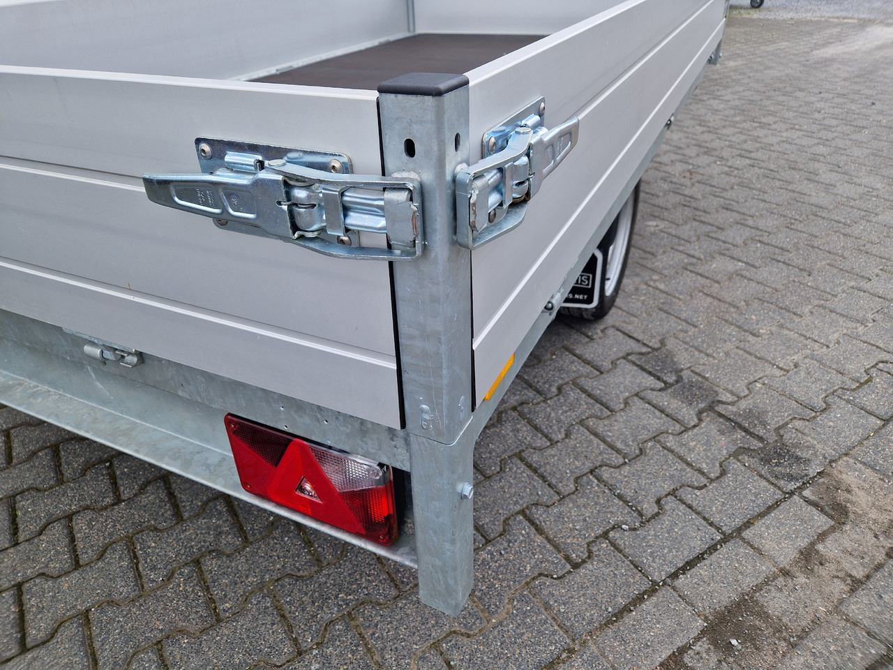 Saris PL 276 150 1500 1 276x150x30cm 13" (S) 1500kg Aktion Abverkauf - Avtomobilska prikolica: slika 3 Saris PL 276 150 1500 1 276x150x30cm 13" (S) 1500kg Aktion Abverkauf - Avtomobilska prikolica: slika 3