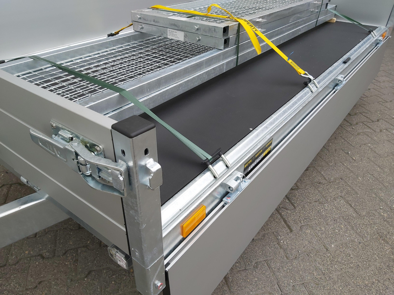 Saris PL 276 150 2000 2 276x150x30cm 13" (S) 2000kg Online Aktion - Plato/ Tovorna prikolica: slika 5 Saris PL 276 150 2000 2 276x150x30cm 13" (S) 2000kg Online Aktion - Plato/ Tovorna prikolica: slika 5