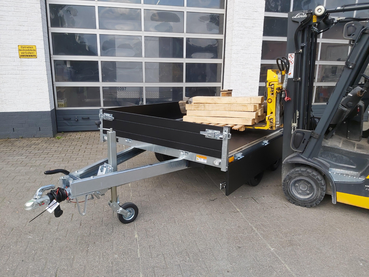 Saris PL306 170 2700 2 306x170x30cm black Edition 13" (M) 2700kg - Plato/ Tovorna prikolica: slika 1 Saris PL306 170 2700 2 306x170x30cm black Edition 13" (M) 2700kg - Plato/ Tovorna prikolica: slika 1