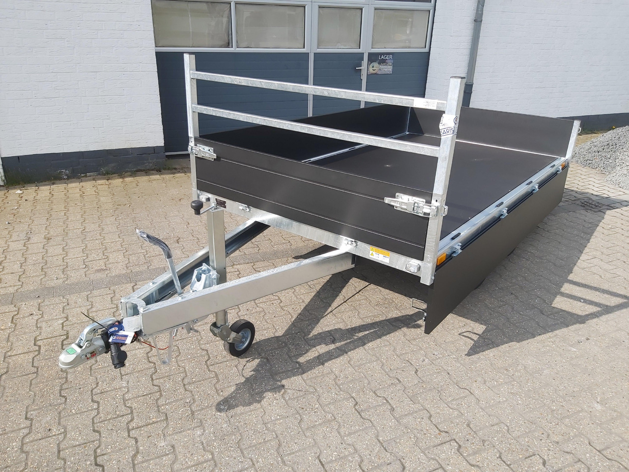 Saris PL306 170 2700 2 306x170x30cm black Edition LED Beleuchtung H Gestell 13" (M) 2700kg - Plato/ Tovorna prikolica: slika 3 Saris PL306 170 2700 2 306x170x30cm black Edition LED Beleuchtung H Gestell 13" (M) 2700kg - Plato/ Tovorna prikolica: slika 3