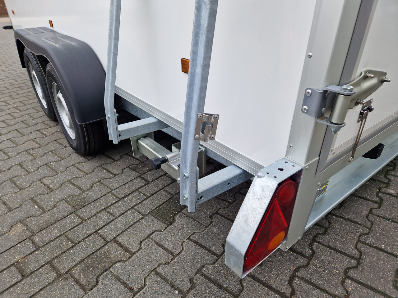 Tiefkühlanhänger 2719 F4 408x175x190cm GOVI Arktik 2000P Aluboden 2700kg - Prikolica hladilnik: slika 5 Tiefkühlanhänger 2719 F4 408x175x190cm GOVI Arktik 2000P Aluboden 2700kg - Prikolica hladilnik: slika 5