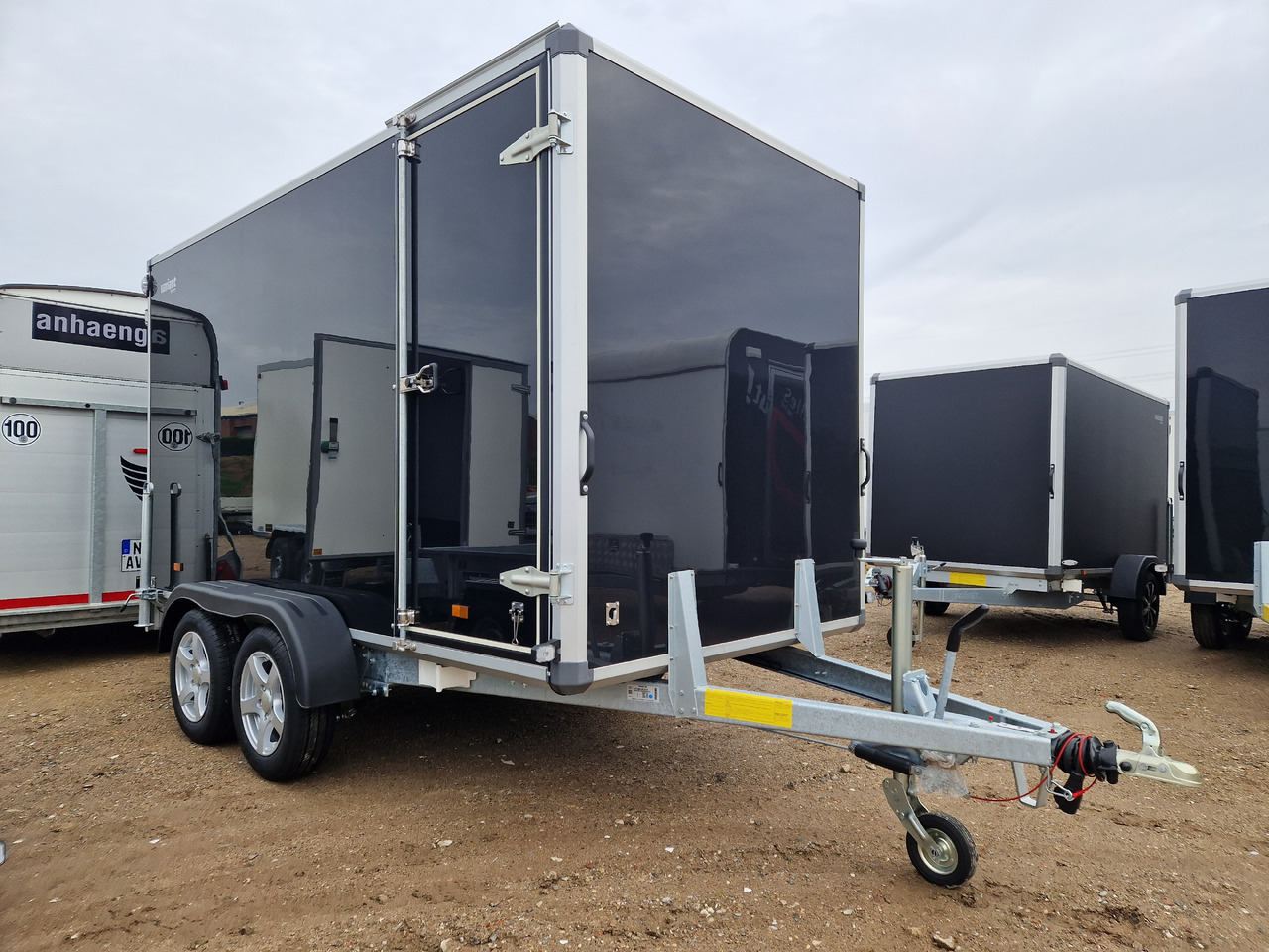 Variant 2517 C4 Edition black 346x168x188cm Seitentür Alufelgen 2500kg 100km/H - Prikolica zabojnik: slika 1 Variant 2517 C4 Edition black 346x168x188cm Seitentür Alufelgen 2500kg 100km/H - Prikolica zabojnik: slika 1