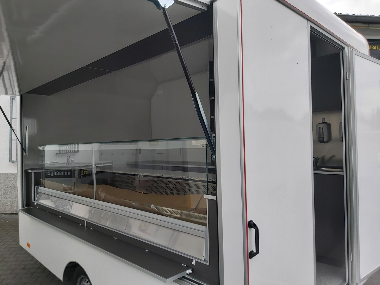 Verkaufsanhänger VK P 360 220 aero 360cm 300cm Kühltheke Ausstattung Verkaufklappe Profi (L) 1300kg - Prikolica s hrano: slika 2 Verkaufsanhänger VK P 360 220 aero 360cm 300cm Kühltheke Ausstattung Verkaufklappe Profi (L) 1300kg - Prikolica s hrano: slika 2