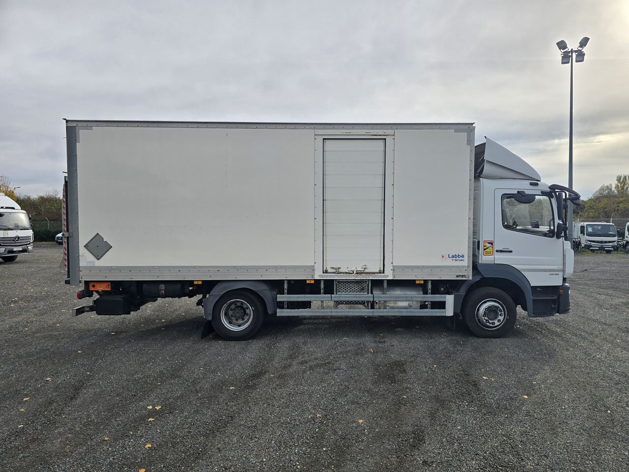 MERCEDES-BENZ Atego 1218 - Box - LIFT - SIDE DOOR - ADR - Tovornjak zabojnik: slika 3 MERCEDES-BENZ Atego 1218 - Box - LIFT - SIDE DOOR - ADR - Tovornjak zabojnik: slika 3