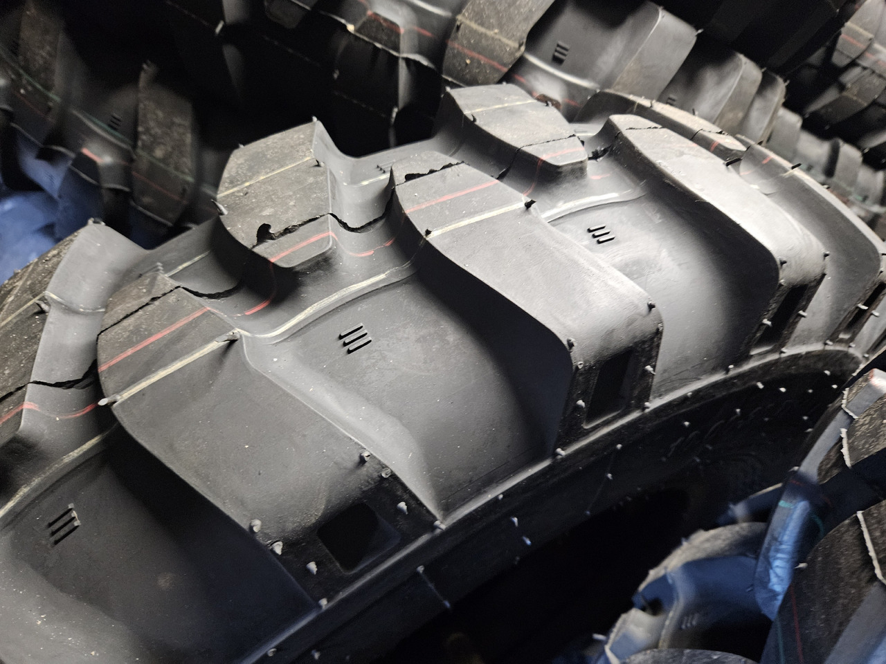 Armour TI300 10.00-20 - Guma za Bager na kolesih: slika 5 Armour TI300 10.00-20 - Guma za Bager na kolesih: slika 5