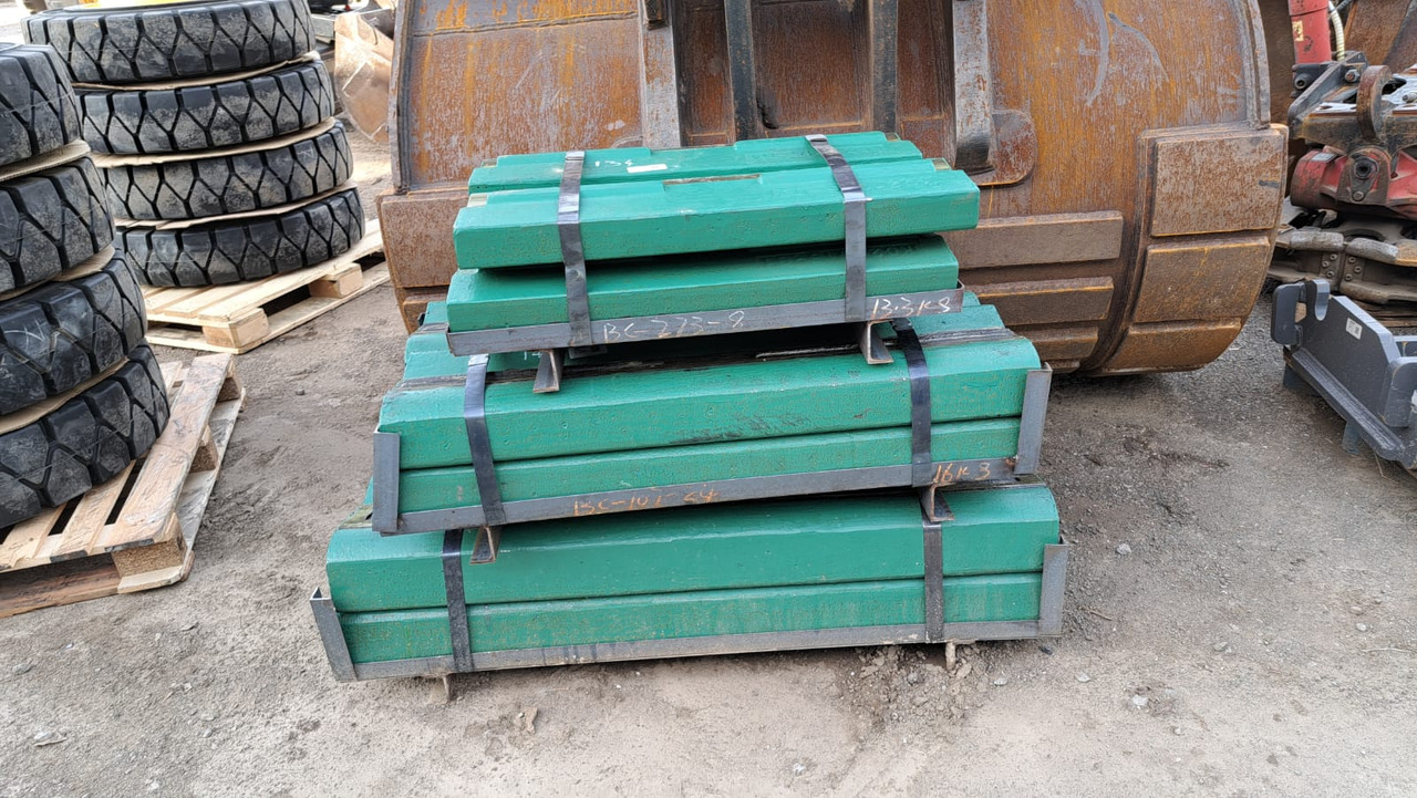 Blow bars for McCloskey I34, I44, I54 crusher - Rezervni deli za Drobilec: slika 3 Blow bars for McCloskey I34, I44, I54 crusher - Rezervni deli za Drobilec: slika 3