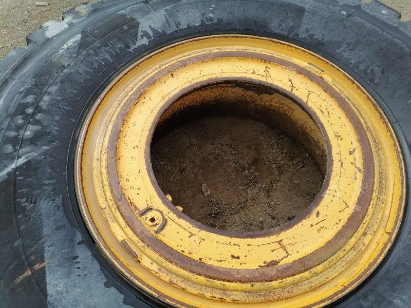 Tires with rims Euclid R36 haul - Rezervni deli za Togi demper/ Demper za skale: slika 1 Tires with rims Euclid R36 haul - Rezervni deli za Togi demper/ Demper za skale: slika 1