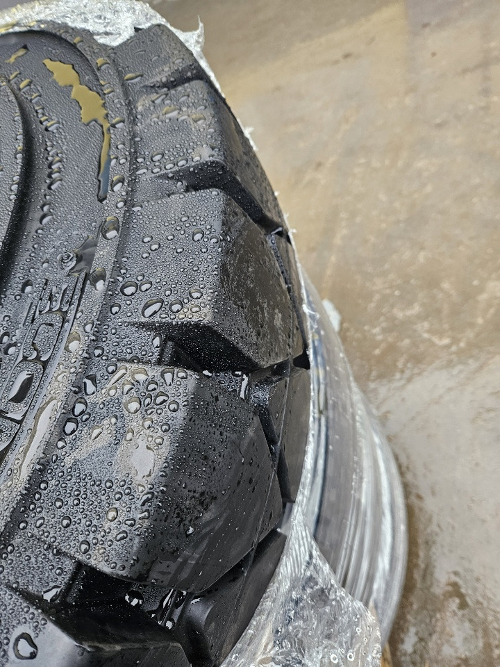 SOLID tires - Kompletno kolo za Bager na kolesih: slika 4 SOLID tires - Kompletno kolo za Bager na kolesih: slika 4