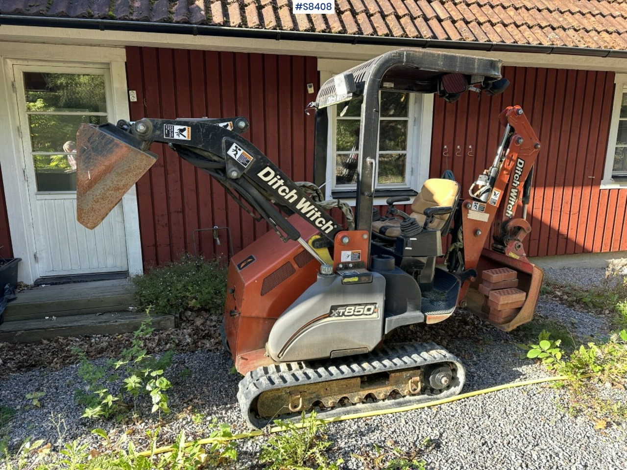 Ditch witch XT850 with Front loader and Backhoe attachment - Kompaktni nakladalnik na gosenicah: slika 1 Ditch witch XT850 with Front loader and Backhoe attachment - Kompaktni nakladalnik na gosenicah: slika 1