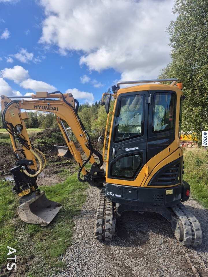 Hyundai 25Z-9AK mini excavator with tiltrotator and attachments - Mini bager: slika 1 Hyundai 25Z-9AK mini excavator with tiltrotator and attachments - Mini bager: slika 1