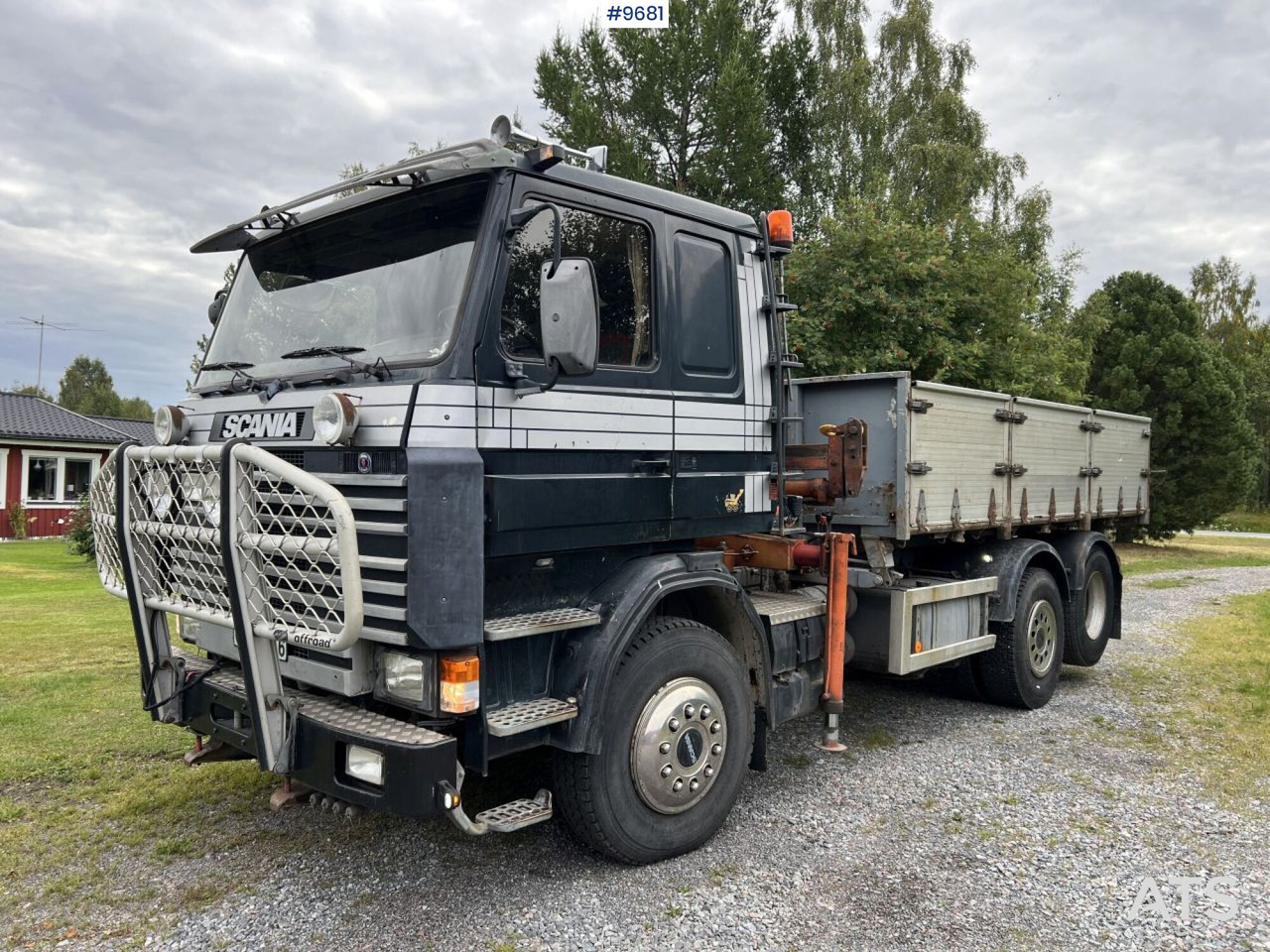 Scania R93 HL 6X2 with Hiab crane and plow mount - Tovornjak s kesonom, Tovornjak z dvigalom: slika 1 Scania R93 HL 6X2 with Hiab crane and plow mount - Tovornjak s kesonom, Tovornjak z dvigalom: slika 1