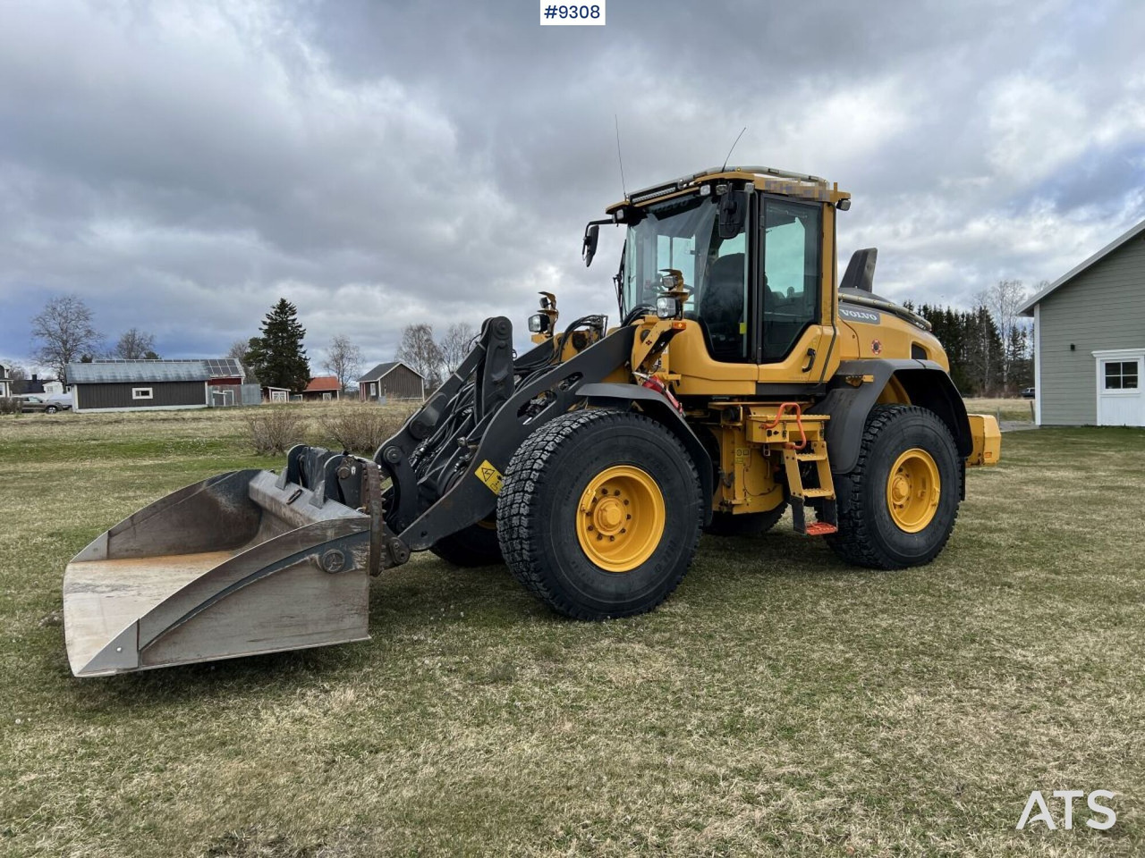 Volvo L60 H Wheel loader with grading bucket (VIDEO) - Kolesni nakladalec: slika 1 Volvo L60 H Wheel loader with grading bucket (VIDEO) - Kolesni nakladalec: slika 1