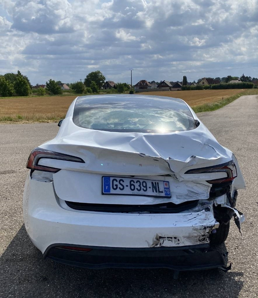 Tesla MODEL 3 5YJ3 Carte Grise Française endommagée - Avtomobil: slika 5 Tesla MODEL 3 5YJ3 Carte Grise Française endommagée - Avtomobil: slika 5