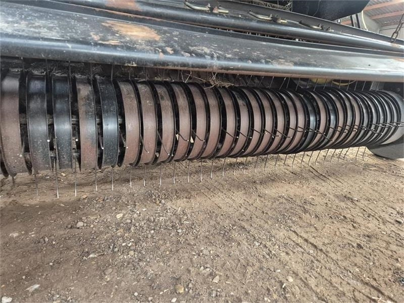 New Holland BR7070 med rotorsnitter Snitter - Balirka za okrogle bale: slika 4 New Holland BR7070 med rotorsnitter Snitter - Balirka za okrogle bale: slika 4