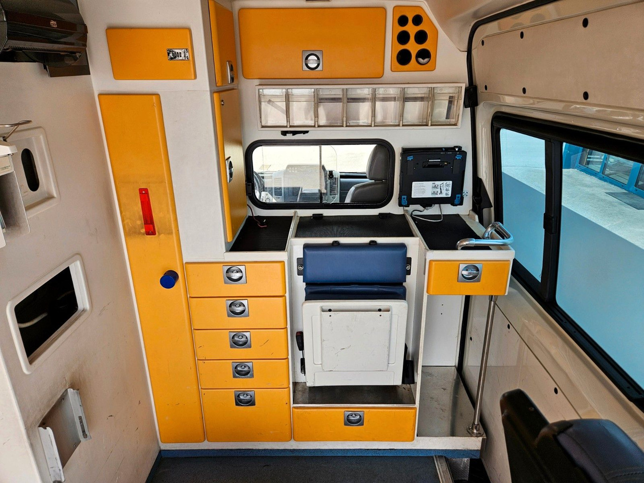 Reševalno vozilo Volkswagen CRAFTER TDI Ambulance RTW L2H2 DLOUHY: slika 17