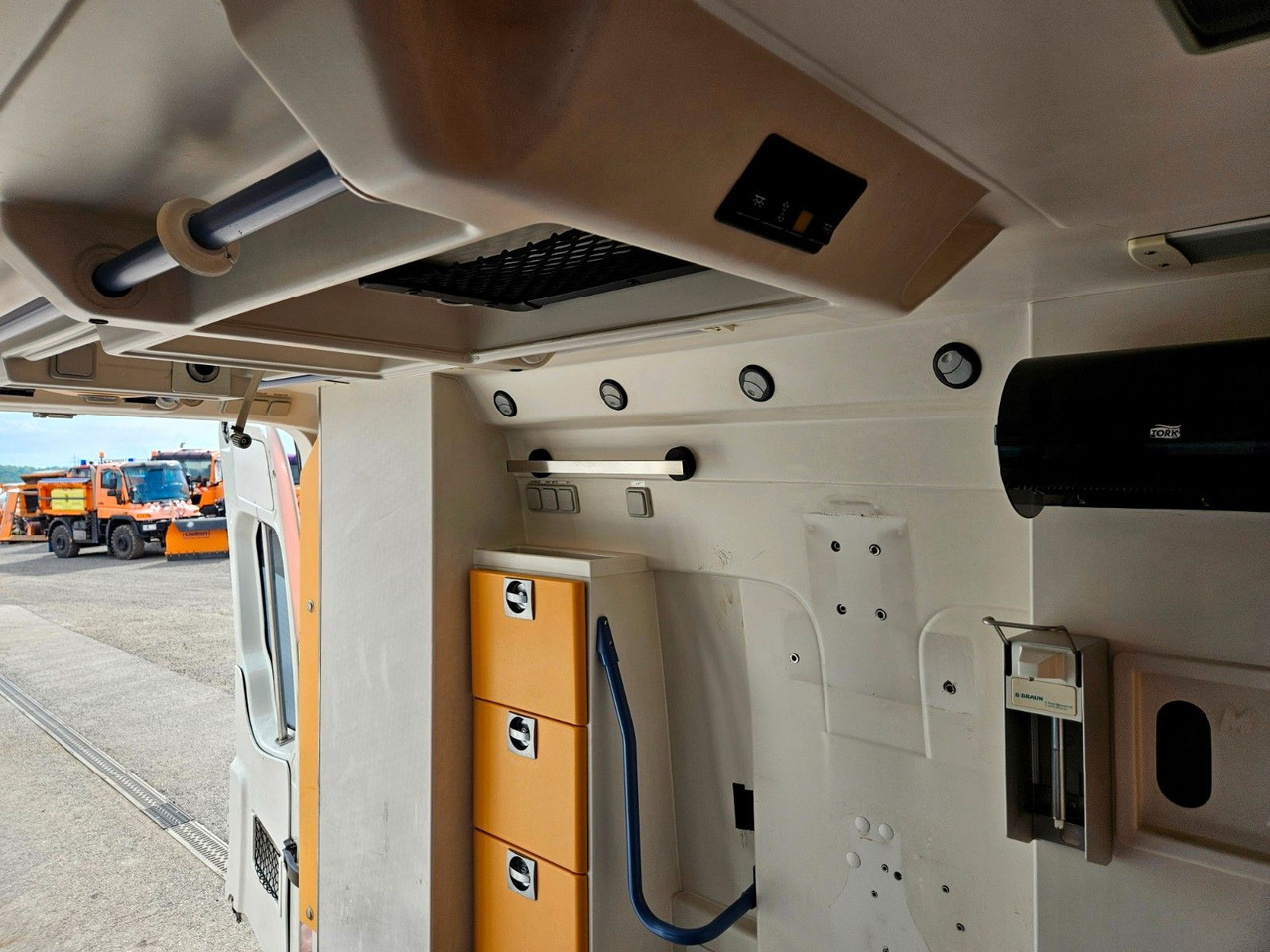 Reševalno vozilo Volkswagen CRAFTER TDI Ambulance RTW L2H2 DLOUHY: slika 19