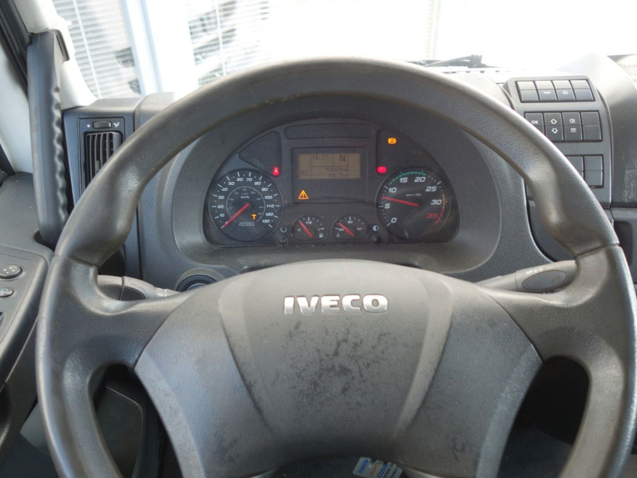 Tovornjak zabojnik Iveco EuroCargo 75 75E19, 18 Palleten: slika 17