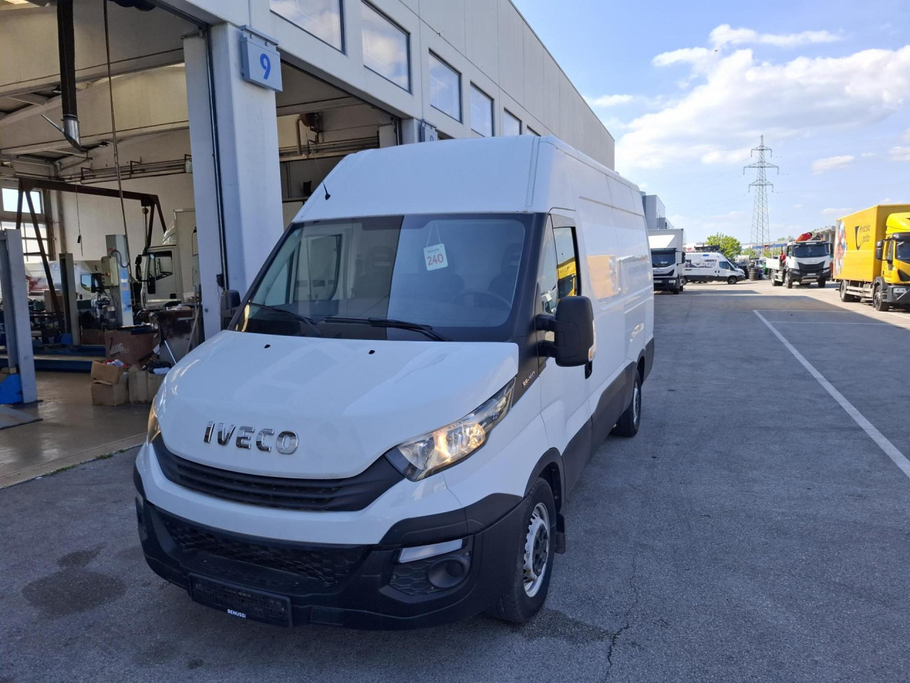 IVECO Daily 35S14V - Potniški kombi: slika 1 IVECO Daily 35S14V - Potniški kombi: slika 1
