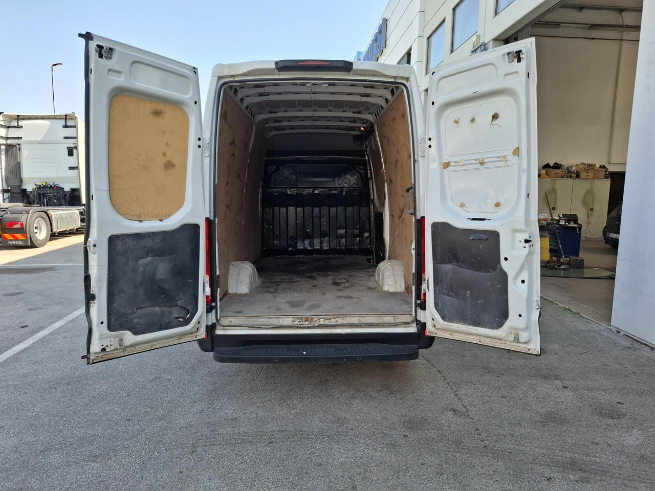 IVECO Daily 35S14V - Potniški kombi: slika 5 IVECO Daily 35S14V - Potniški kombi: slika 5