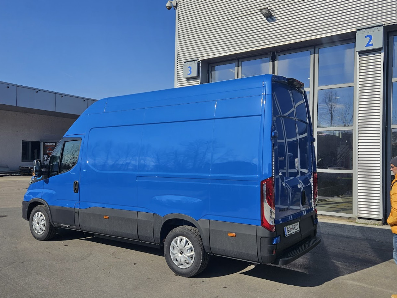 IVECO Daily ELEKTRIČNI 35 C 18H - Potniški kombi, Električno dostavno vozilo: slika 2 IVECO Daily ELEKTRIČNI 35 C 18H - Potniški kombi, Električno dostavno vozilo: slika 2