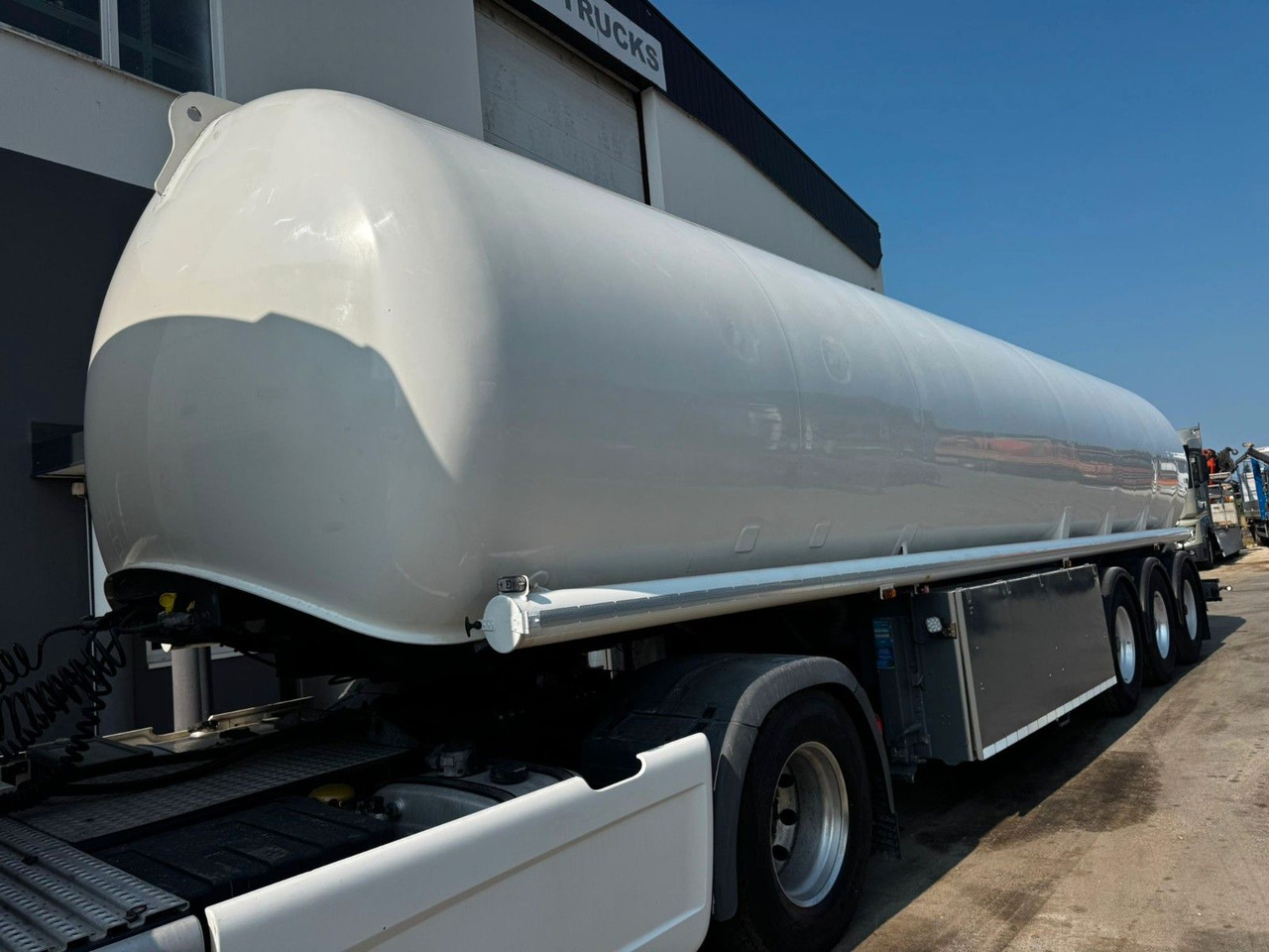 Schrader Treibstoff Diesel/Benzin, 4 Kammern, Sening - Polprikolica cisterna: slika 1 Schrader Treibstoff Diesel/Benzin, 4 Kammern, Sening - Polprikolica cisterna: slika 1