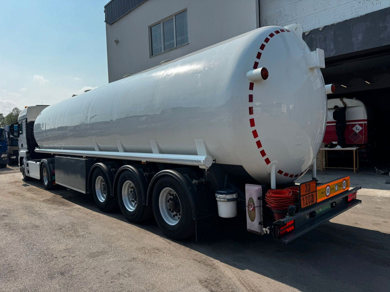 Schrader Treibstoff Diesel/Benzin, 4 Kammern, Sening - Polprikolica cisterna: slika 4 Schrader Treibstoff Diesel/Benzin, 4 Kammern, Sening - Polprikolica cisterna: slika 4