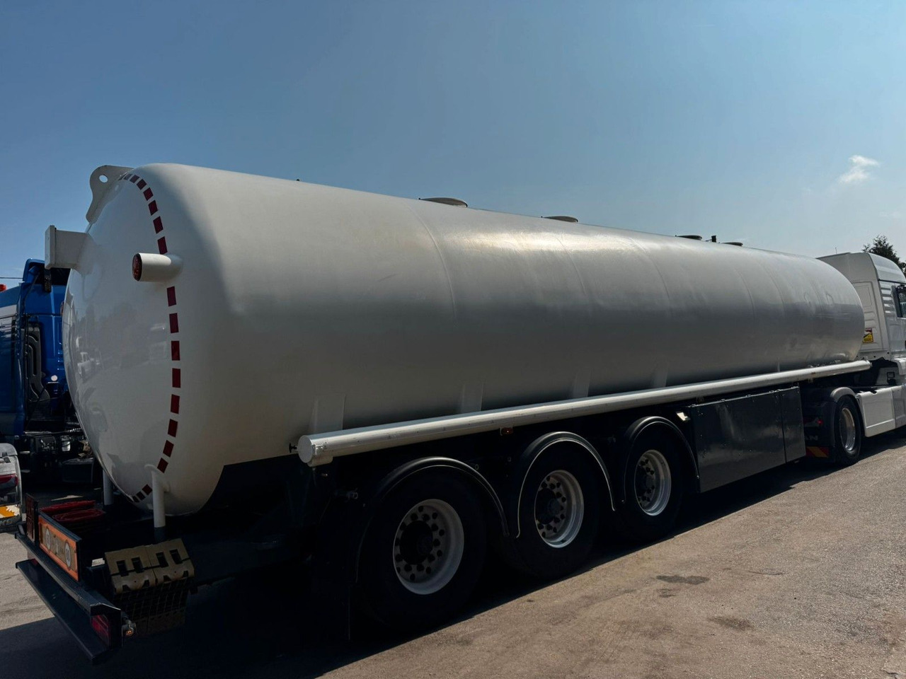 Schrader Treibstoff Diesel/Benzin, 4 Kammern, Sening - Polprikolica cisterna: slika 3 Schrader Treibstoff Diesel/Benzin, 4 Kammern, Sening - Polprikolica cisterna: slika 3