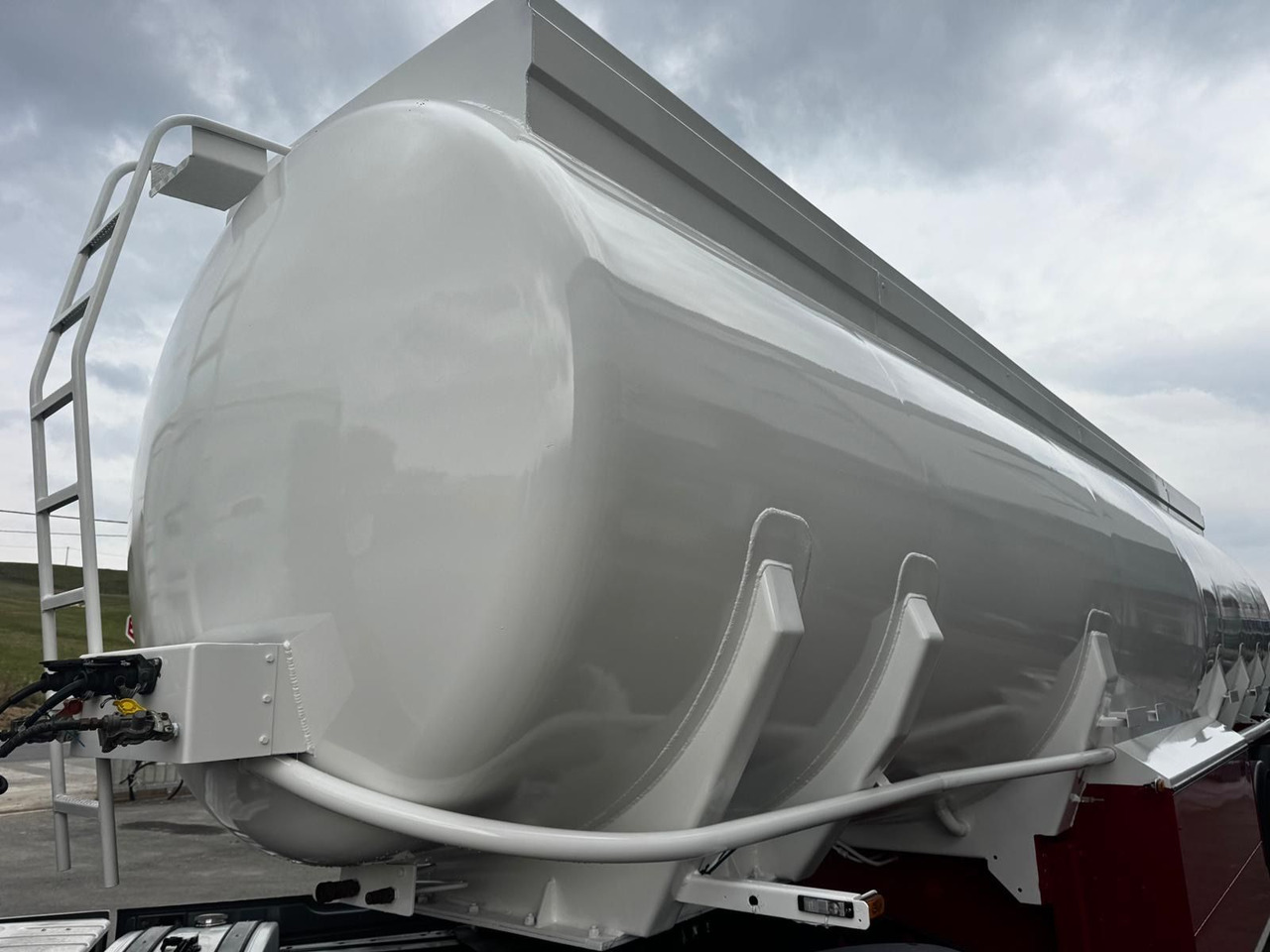 Schwarzmüller TS 3/E ADR, 6 Kammern Treibstoff Fuel - Polprikolica cisterna: slika 5 Schwarzmüller TS 3/E ADR, 6 Kammern Treibstoff Fuel - Polprikolica cisterna: slika 5