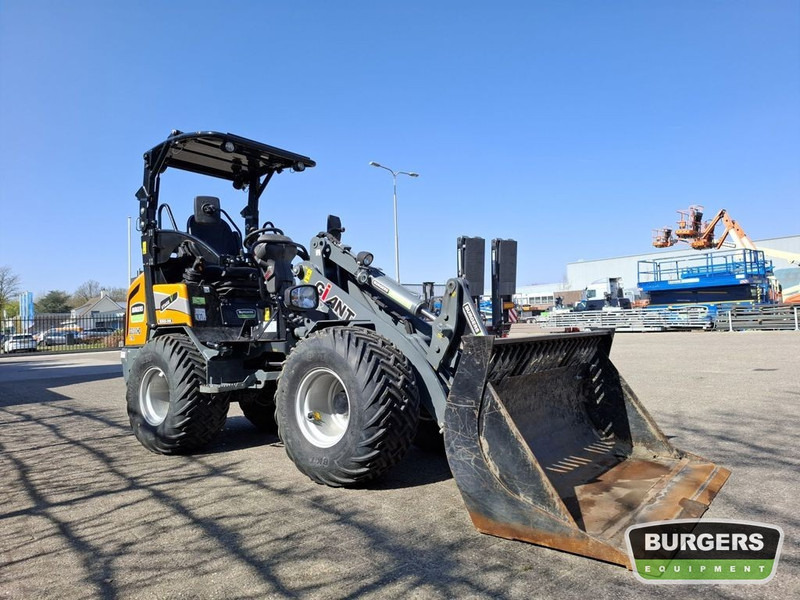 Giant G2500 - Kompaktni nakladalnik na gosenicah: slika 2 Giant G2500 - Kompaktni nakladalnik na gosenicah: slika 2