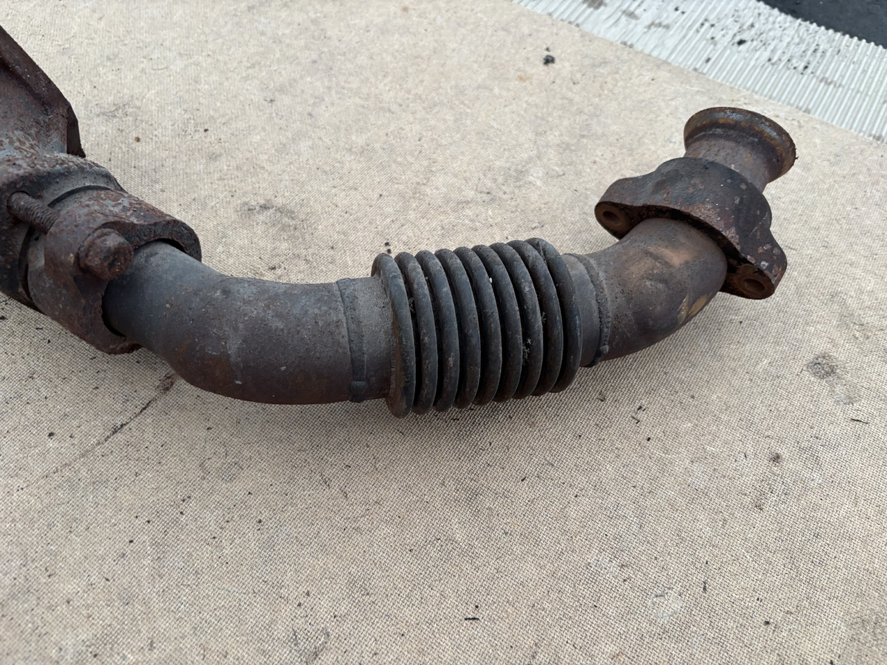 Claas LEXION 780 KOLEKTOR WYDECHOWY 5421420501 - Izpušni kolektor za Kombajn harvester: slika 4 Claas LEXION 780 KOLEKTOR WYDECHOWY 5421420501 - Izpušni kolektor za Kombajn harvester: slika 4