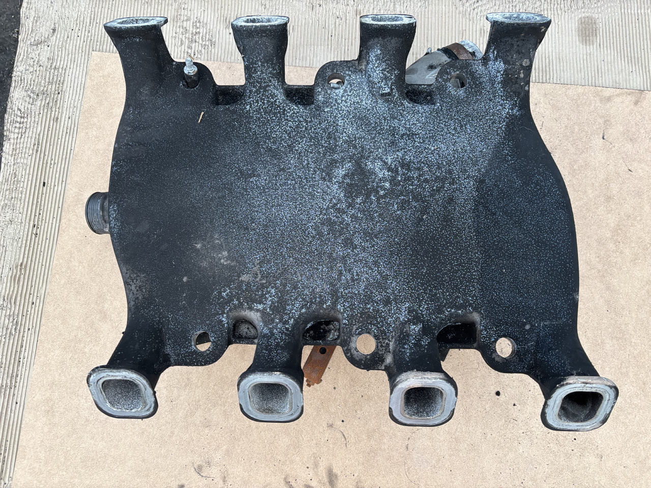 Claas Lexion 780 Kolektor Ssący OM502LA 5420982317 5420980617 - Sesalni kolektor za Kombajn harvester: slika 4 Claas Lexion 780 Kolektor Ssący OM502LA 5420982317 5420980617 - Sesalni kolektor za Kombajn harvester: slika 4