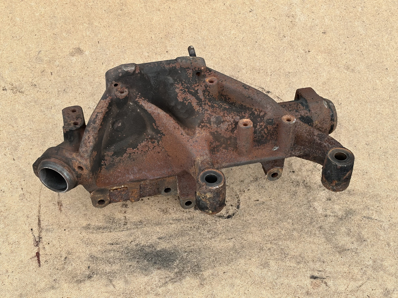 Claas Lexion 780 Kolektor Wydechowy Mercedes R5421421009 OM502 - Izpušni kolektor za Kombajn harvester: slika 1 Claas Lexion 780 Kolektor Wydechowy Mercedes R5421421009 OM502 - Izpušni kolektor za Kombajn harvester: slika 1