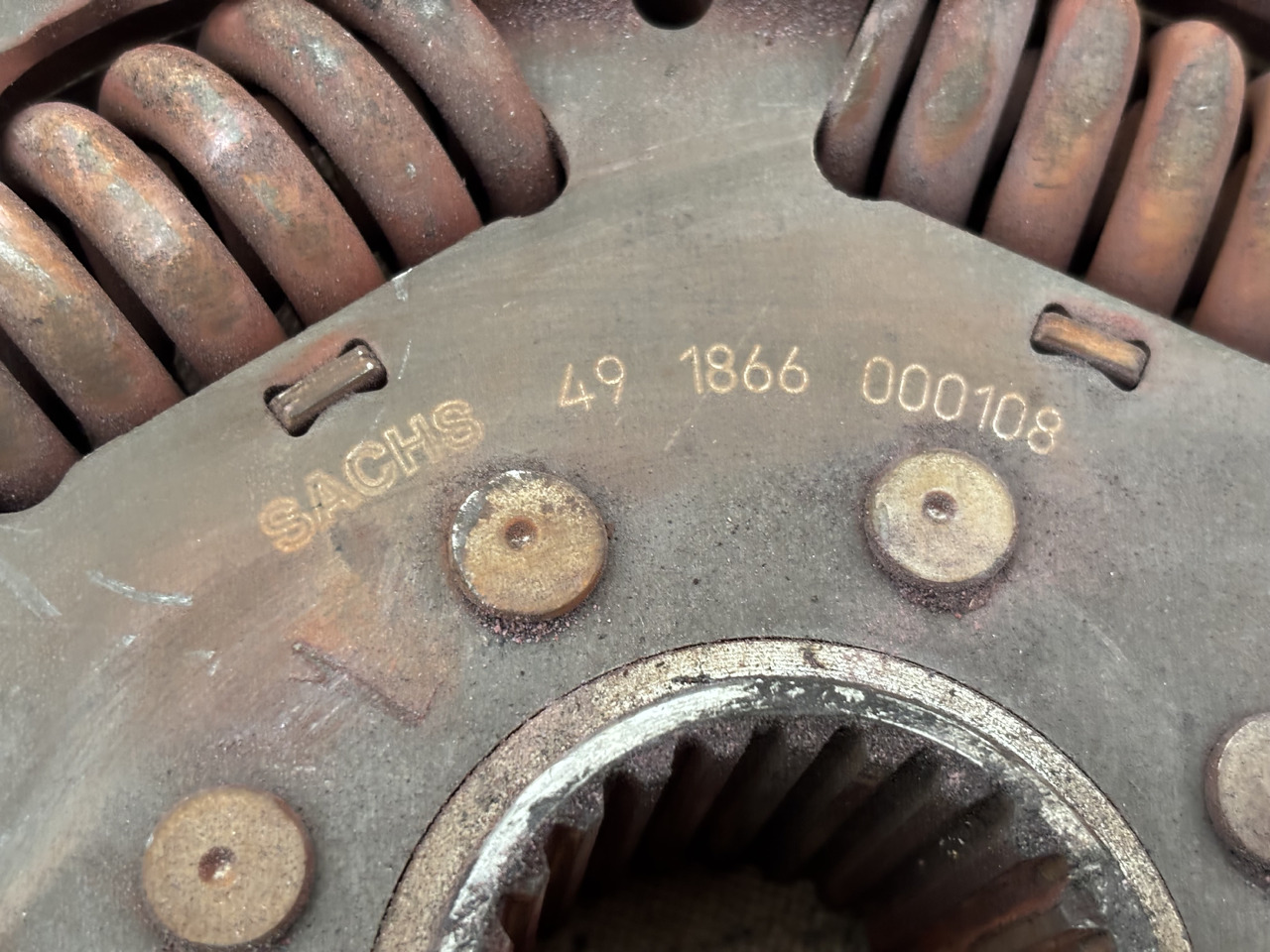 Claas Lexion 780 TŁUMIK DRGAŃ SKRĘTNYCH 0006647120 00 0664 712 0 - Motor in deli za Kombajn harvester: slika 3 Claas Lexion 780 TŁUMIK DRGAŃ SKRĘTNYCH 0006647120 00 0664 712 0 - Motor in deli za Kombajn harvester: slika 3