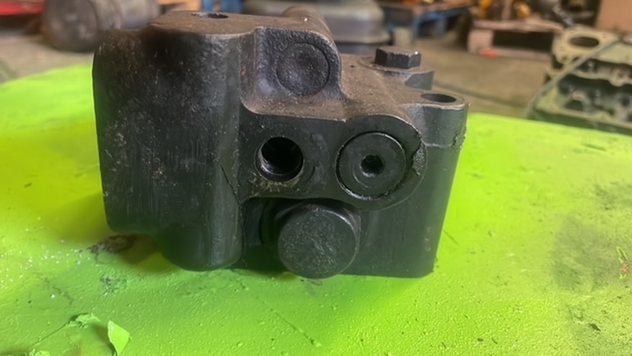 John Deere 4400 , 4500 Matbtro ts270 ts 280 zawór pierwszeństwa , zawór priorytetu - Hidravlični ventil za Kmetijski stroj: slika 2 John Deere 4400 , 4500 Matbtro ts270 ts 280 zawór pierwszeństwa , zawór priorytetu - Hidravlični ventil za Kmetijski stroj: slika 2