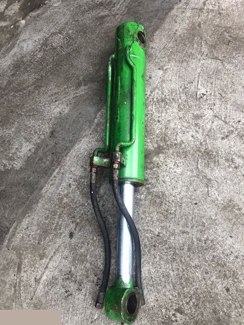 John Deere 4400 Matbro ts 270 - Siłownik Wychyłu Łyźki - Hidravlični cilinder za Kmetijski stroj: slika 1 John Deere 4400 Matbro ts 270 - Siłownik Wychyłu Łyźki - Hidravlični cilinder za Kmetijski stroj: slika 1