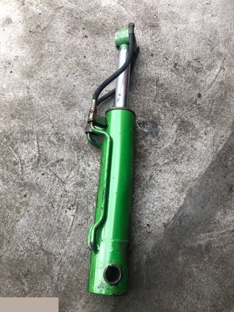 John Deere 4400 Matbro ts 270 - Siłownik Wychyłu Łyźki - Hidravlični cilinder za Kmetijski stroj: slika 2 John Deere 4400 Matbro ts 270 - Siłownik Wychyłu Łyźki - Hidravlični cilinder za Kmetijski stroj: slika 2