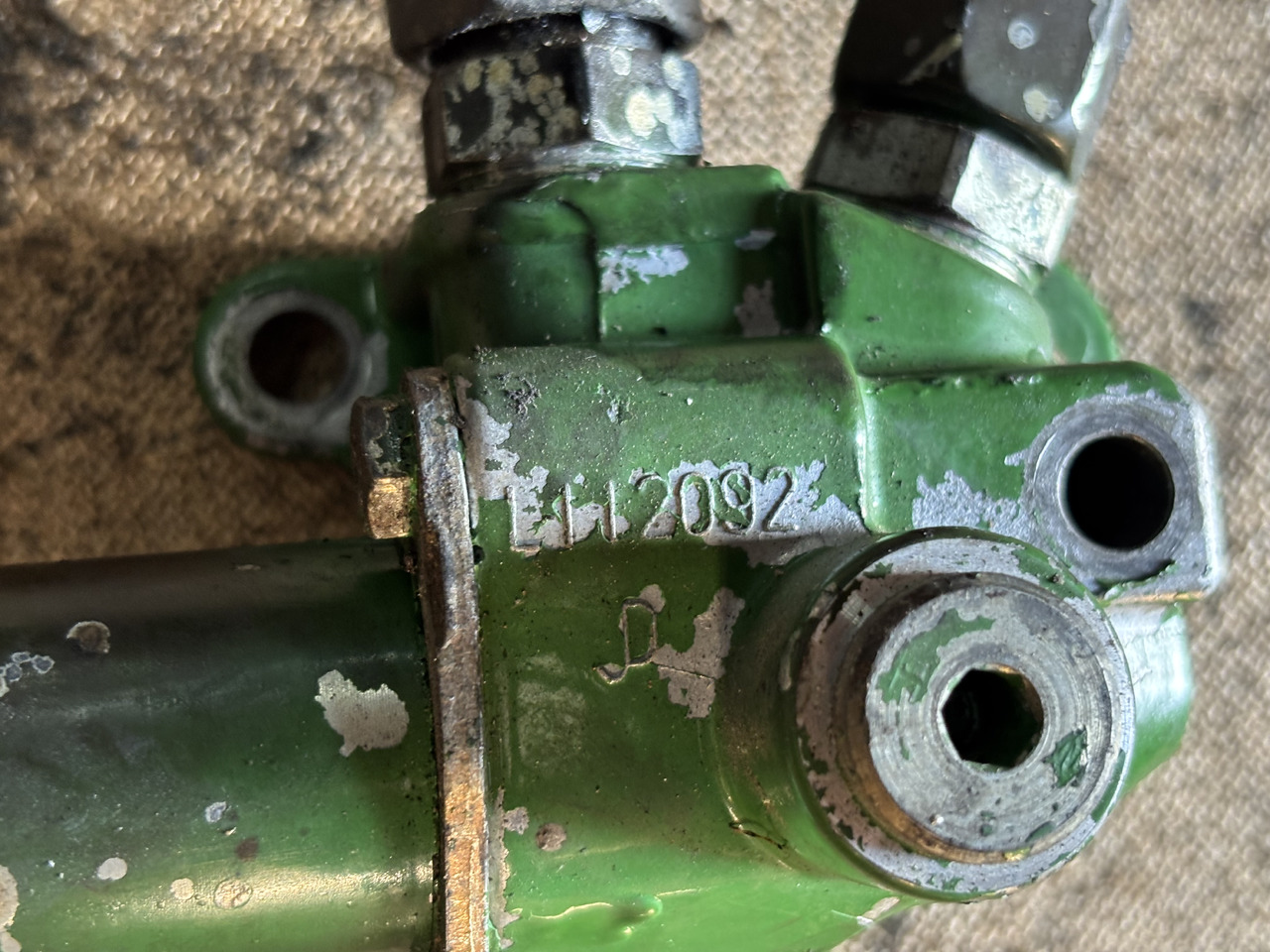 John Deere 6010 6110 6210 6506 6600 Obudowa zaworu elektromagnetycznego L112092 - Hidravlični ventil za Kmetijski stroj: slika 2 John Deere 6010 6110 6210 6506 6600 Obudowa zaworu elektromagnetycznego L112092 - Hidravlični ventil za Kmetijski stroj: slika 2