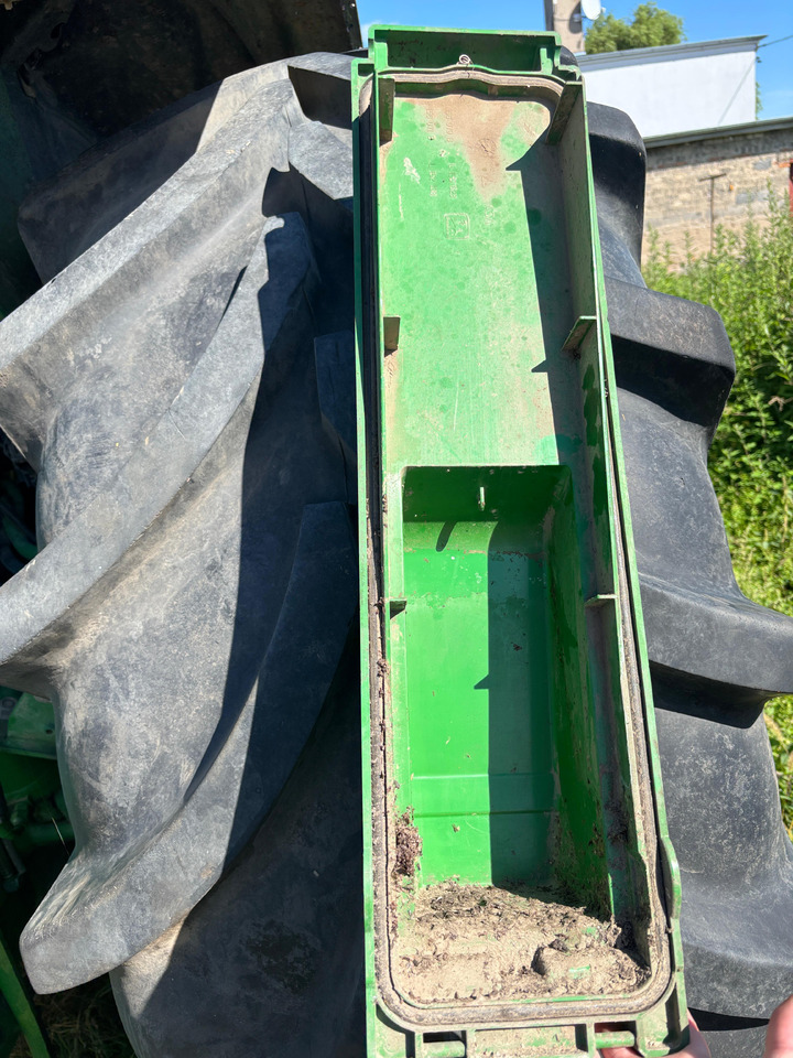 John Deere 6010 6200 6400 6510 Pokrywa obudowy filtra powietrza kabinowego AL153003 - Filter kabine za Kmetijski stroj: slika 2 John Deere 6010 6200 6400 6510 Pokrywa obudowy filtra powietrza kabinowego AL153003 - Filter kabine za Kmetijski stroj: slika 2