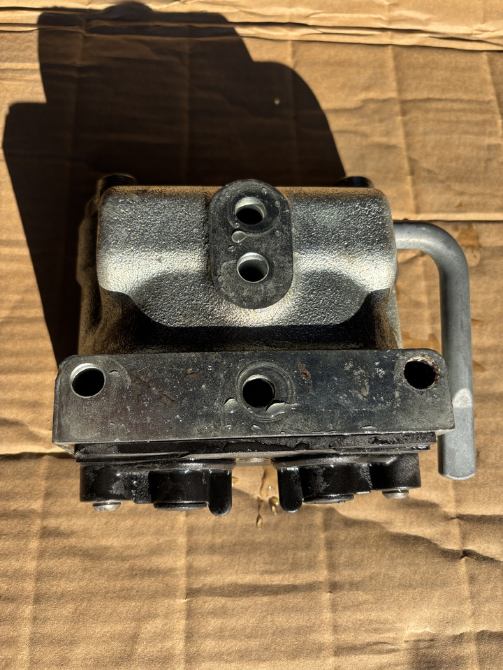 Massey Fergusson - zawór gniazdo hydrauliczne 3796260M1 ACP0307080 - Hidravlični ventil za Kmetijski stroj: slika 1 Massey Fergusson - zawór gniazdo hydrauliczne 3796260M1 ACP0307080 - Hidravlični ventil za Kmetijski stroj: slika 1