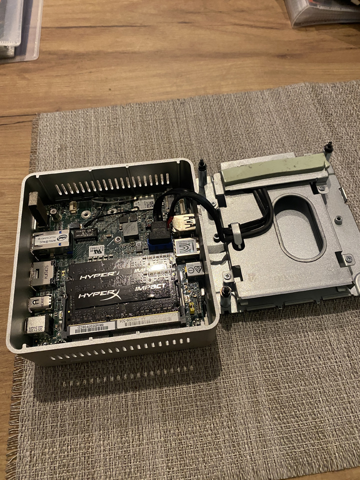 Mikrokomputer Mini PC Intel NUC5i5RYH - Orodje/ Oprema: slika 4 Mikrokomputer Mini PC Intel NUC5i5RYH - Orodje/ Oprema: slika 4