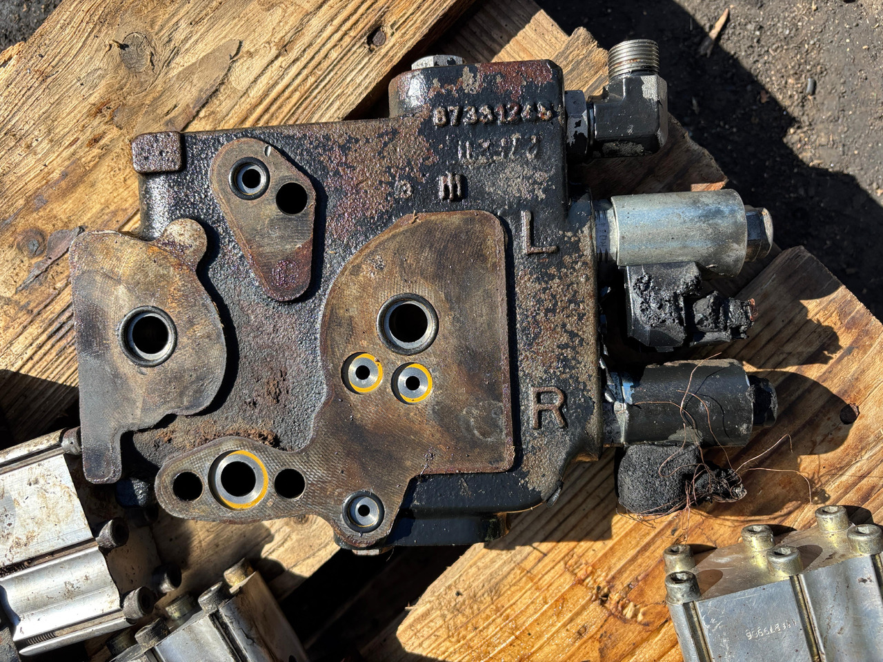 CNH Case Puma / New Holland 230 SEKCJA ROZDZIELACZA 87331248 47887017 - Rezervni deli za Kmetijski stroj: slika 1 CNH Case Puma / New Holland 230 SEKCJA ROZDZIELACZA 87331248 47887017 - Rezervni deli za Kmetijski stroj: slika 1