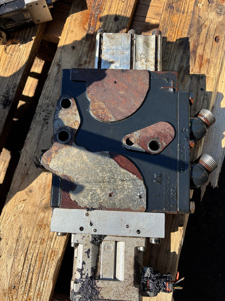 CNH Case Puma / New Holland 230 Sekcja Rozdzielacza 87330318 87329822 51443156 - Rezervni deli za Kmetijski stroj: slika 1 CNH Case Puma / New Holland 230 Sekcja Rozdzielacza 87330318 87329822 51443156 - Rezervni deli za Kmetijski stroj: slika 1